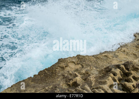 Onde che si infrangono contro la costa a Marsalforn sul Mediterraneo Isola di Gozo Foto Stock