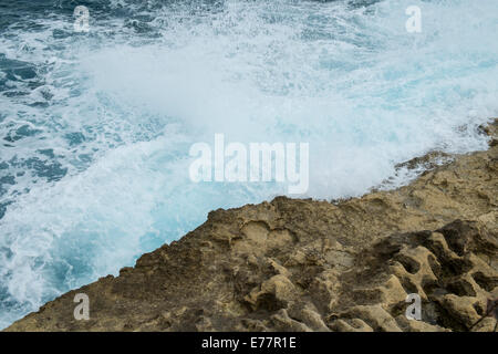 Onde che si infrangono contro la costa a Marsalforn sul Mediterraneo Isola di Gozo Foto Stock