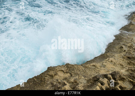 Onde che si infrangono contro la costa a Marsalforn sul Mediterraneo Isola di Gozo Foto Stock