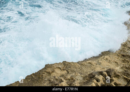 Onde che si infrangono contro la costa a Marsalforn sul Mediterraneo Isola di Gozo Foto Stock