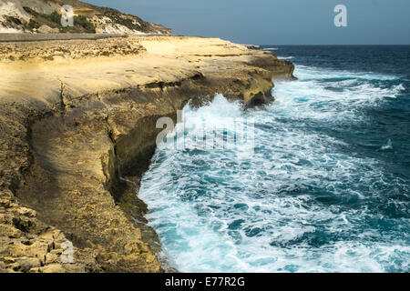 Onde che si infrangono contro la costa a Marsalforn sul Mediterraneo Isola di Gozo Foto Stock