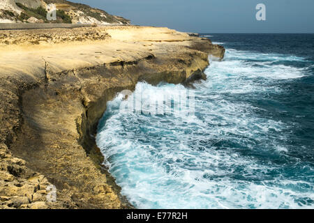 Onde che si infrangono contro la costa a Marsalforn sul Mediterraneo Isola di Gozo Foto Stock