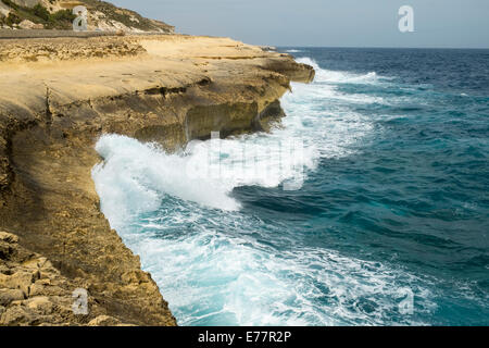 Onde che si infrangono contro la costa a Marsalforn sul Mediterraneo Isola di Gozo Foto Stock