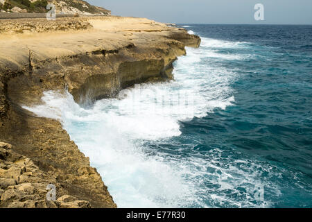 Onde che si infrangono contro la costa a Marsalforn sul Mediterraneo Isola di Gozo Foto Stock