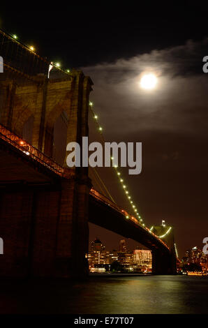 New York, Stati Uniti d'America. Il 9 settembre, 2014. Il Supermoon finale del 2014 appare nel cielo sopra il ponte di Brooklyn il 09 settembre 2014 a New York, New York. Photo credit: Michael Glenn / Alamy Live News Foto Stock