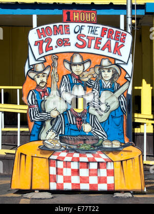 Big Texan Steak Ranch ad Amarillo, Texas, famoso per la sua bistecca da 72 once e la classica ospitalità texana in un vivace ambiente a tema occidentale. Foto Stock