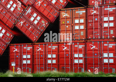 Forti venti rovesciato questi contenitori di spedizione al porto di Fremantle, Western Australia. Foto Stock