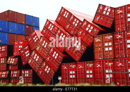 Forti venti rovesciato questi contenitori di spedizione al porto di Fremantle, Western Australia. Foto Stock