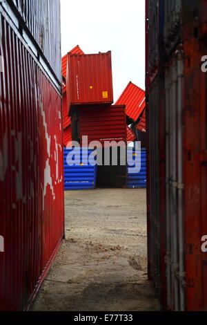 Forti venti rovesciato questi contenitori di spedizione al porto di Fremantle, Western Australia. Foto Stock