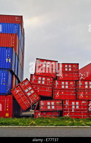 Forti venti rovesciato questi contenitori di spedizione al porto di Fremantle, Western Australia. Foto Stock