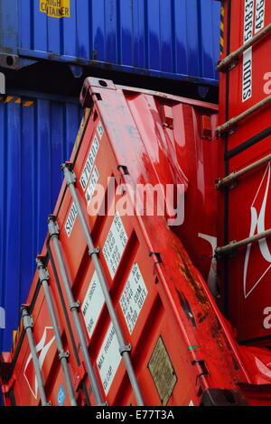 Forti venti rovesciato questi contenitori di spedizione al porto di Fremantle, Western Australia. Foto Stock