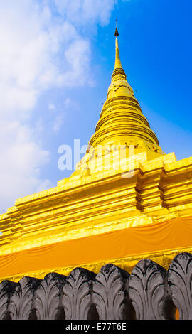 L'architettura della pagoda dorata della Thailandia. Foto Stock