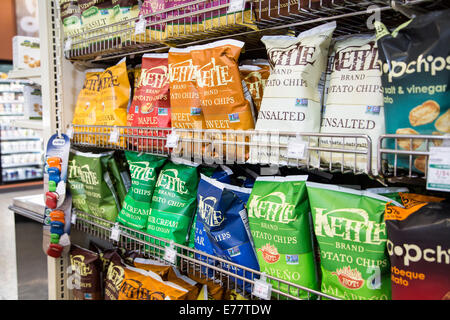 Un alimenti naturali fruttivendolo corsia con ripiani di naturale potato chips. Foto Stock