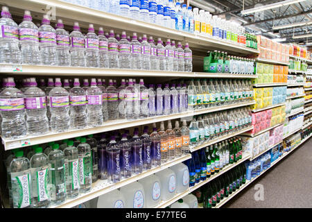 Un alimenti naturali fruttivendolo corsia con ripiani di acqua in bottiglia. Foto Stock