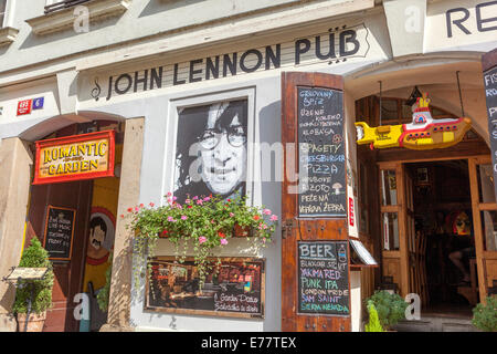 Praga Kampa Island John Lennon Pub Praga Mala Strana quartiere Repubblica Ceca Foto Stock