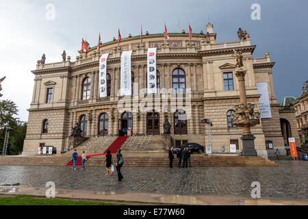 Il Rudolfinum, un auditorium di musica su Jan Palach Square a Praga, Repubblica Ceca Foto Stock