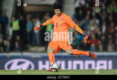 La Repubblica ceca è il portiere Petr Cech passeggiate attraverso il passo durante il soccer amichevole tra Repubblica Ceca e Stati Uniti d'America a Praga Repubblica Ceca, 3 Septmember 2014. Foto: Thomas Eisenhuth/dpa - nessun filo SERVICE - Foto Stock