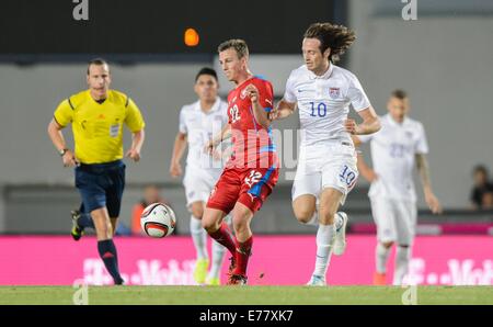 USA il Mix Diskerud vies per la palla con la Repubblica ceca è Vladimir Darida (L) durante il soccer amichevole tra Repubblica Ceca e Stati Uniti d'America a Praga Repubblica Ceca, 3 Septmember 2014. Foto: Thomas Eisenhuth/dpa - nessun filo SERVICE - Foto Stock