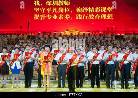 Shenzhen, Cina la provincia di Guangdong. 9 Sep, 2014. Gli insegnanti di leggere un insegnante del dichiarazione presso la canzone considerando per celebrare il trentesimo insegnanti nazionali' giorno a Shenzhen, Cina del sud della provincia di Guangdong, Sett. 9, 2014. © Mao Siqian/Xinhua/Alamy Live News Foto Stock