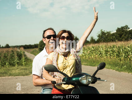 Sorridente giovane guida con lo scooter, Mannheim, Baden-Württemberg, Germania Foto Stock