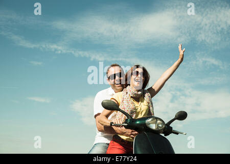 Sorridente giovane guida con lo scooter, Mannheim, Baden-Württemberg, Germania Foto Stock