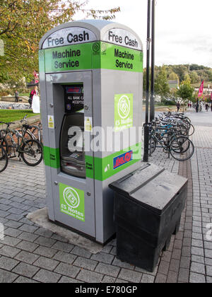 Un ATM in una cabina telefonica in Sheffield South Yorkshire England Regno Unito Foto Stock