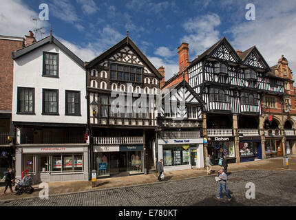 Iconico in bianco e nero del XIV secolo patrimonio edifici elencati accanto a più moderne strutture nella storica città inglese di Chester Foto Stock