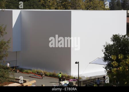 Cupertino, noi. 9 Sep, 2014. Un temporaneo white hall, che è stato specialmente state edificate per Apple keynote la presentazione dei nuovi prodotti, sorge accanto al centro di Flint in Cupertino, Stati Uniti, 9 settembre 2014. Apple dovrebbe presentare una nuova edizione di modelli di iPhone e un nuovo iWatch. Foto: Christoph Dernbach/dpa/Alamy Live News Foto Stock