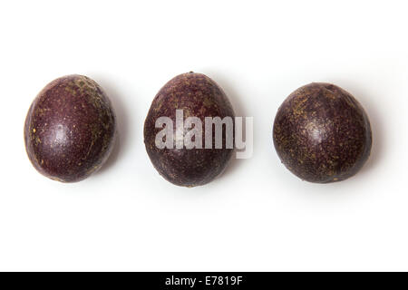 Frutti della passione isolato su un bianco di sfondo per studio. Foto Stock
