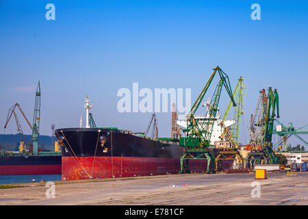 Industriali di grande nave da carico è carico nel porto di Varna Foto Stock