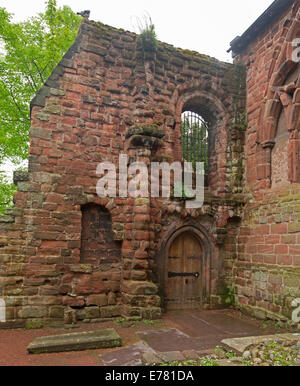 Le rovine della chiesa di San Giovanni Evangelista, con archi e pareti di mattoni rossi rivestito in emerald moss nella città inglese di Chester Foto Stock