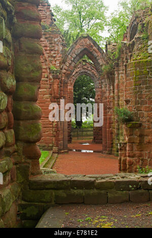 Le rovine della chiesa di San Giovanni Evangelista, con archi e pareti di mattoni rossi rivestito in emerald moss nella città inglese di Chester Foto Stock