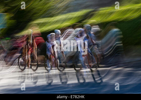 Tour della Gran Bretagna settembre 2014; sfocato, bassa velocità dell'otturatore, sfocatura del movimento, Blurring, moving, panning moving Road racing bikes, cycling, telaio in fibra di carbonio per biciclette, telaio monoscocca composito per biciclette; ciclisti veloci che corrono in velocità, ciclisti a Liverpool, Merseyside, Regno Unito Foto Stock