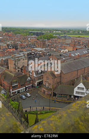 Vista su un vasto paesaggio urbano dominato da edifici storici di alta del tetto della cattedrale nella città inglese di Chester Foto Stock