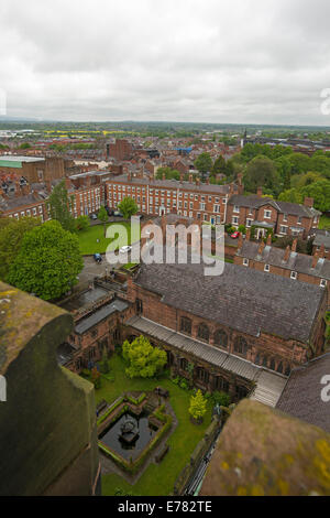 Vista su un vasto paesaggio urbano, edifici storici, giardini e da alto tetto della cattedrale nella città inglese di Chester Foto Stock