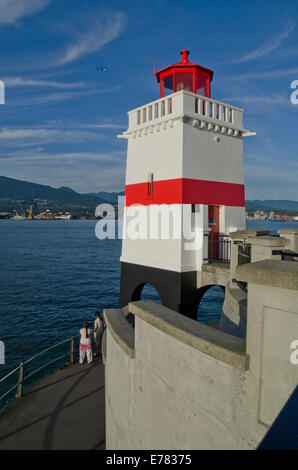 Brockton Point lighthouse a Stanley Park, Vancouver, Canada. North Shore Mountains e Burrard ingresso. Foto Stock