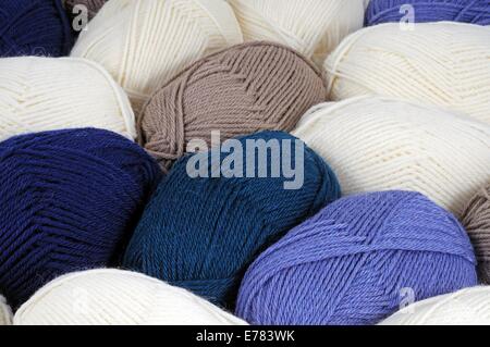 Blu, crema e beige palle colorate di lana. Foto Stock