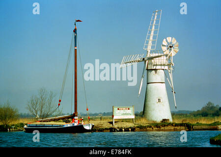 Norfolk wherry "Albion' ormeggiata presso Turne mill, Norfolk Foto Stock