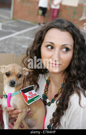 Napoli, Italia. 8 Settembre, 2014. Un Flash Mob protesta da parte di palestinesi a Napoli per simboleggiare lo stato di Palestina assedio per decenni e recentemente la guerra che si è conclusa con più di due mila morti, la maggior parte civili, e una gran parte dei quali sono donne e bambini. E ora essi continueranno ad esprimere la loro solidarietà con il popolo palestinese imprigionato entro le mura di Israele che sono limitati a tutti i tipi di alimenti, la pesca e l accesso all acqua, embargo commerciale e anche ai diritti dell'uomo. Credito: Salvatore Esposito/ Pacifico premere/Alamy Live News Foto Stock