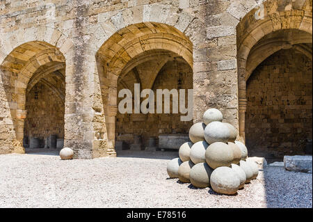 Cavalieri templari castello corte con cannonbals Foto Stock