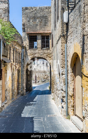 Arcuata di strada stretta a Rodi città vecchia Foto Stock