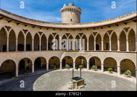 Il castello di Bellver corte interna Foto Stock