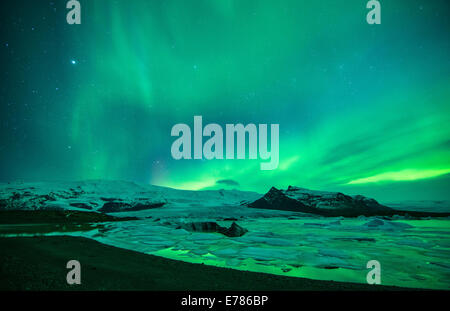 Le luci del nord (Aurora Boreale) oltre il Vatnajokull e galcier Fjallsarlon, Islanda Orientale Foto Stock