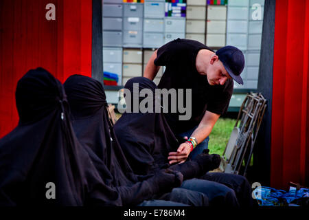 Glastonbury Festival 2014.artista americano Mark Jenkins, che è la creazione di un set di specifiche del sito lavora per Shangri-La campo Foto Stock