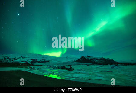Le luci del nord (Aurora Boreale) oltre il Vatnajokull e galcier Fjallsarlon, Islanda Orientale Foto Stock
