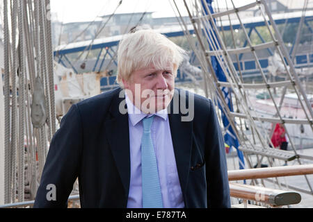 Il sindaco Boris Johnson pone per i fotografi durante la sua visita a TS tenace Foto Stock