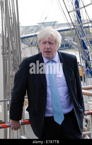 Il sindaco Boris Johnson pone per i fotografi durante la sua visita a TS tenace Foto Stock