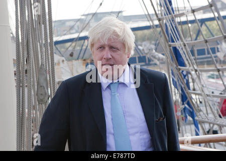 Il sindaco Boris Johnson pone per i fotografi durante la sua visita a TS tenace Foto Stock