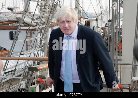 Il sindaco Boris Johnson pone per i fotografi durante la sua visita a TS tenace Foto Stock