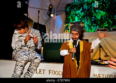 Glastonbury Festival 2014. Auto di marca 'Migga' (midget) Imaan Hadchiti facendo stand up comedy nel cielo tenda Shangri-La è Foto Stock